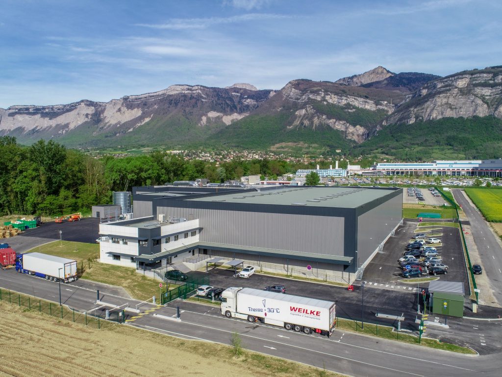 Batiment de stockage logistique Rezolog à Crolles en Isère, vue drone