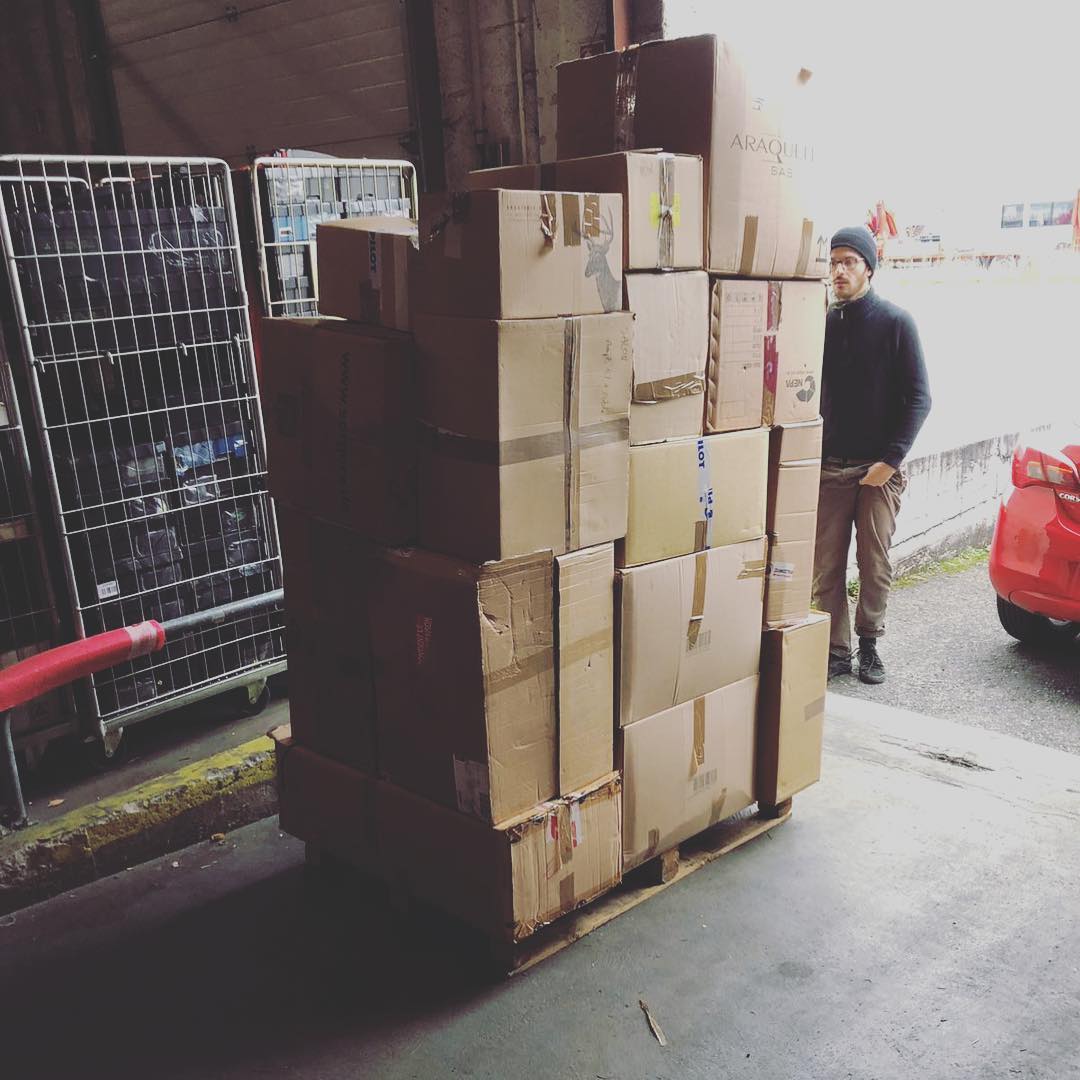 Rézolog, expert de la logistique dans la région d'Annecy, aide l'association Riders for Refugees à transporter les vêtements chauds collectés.