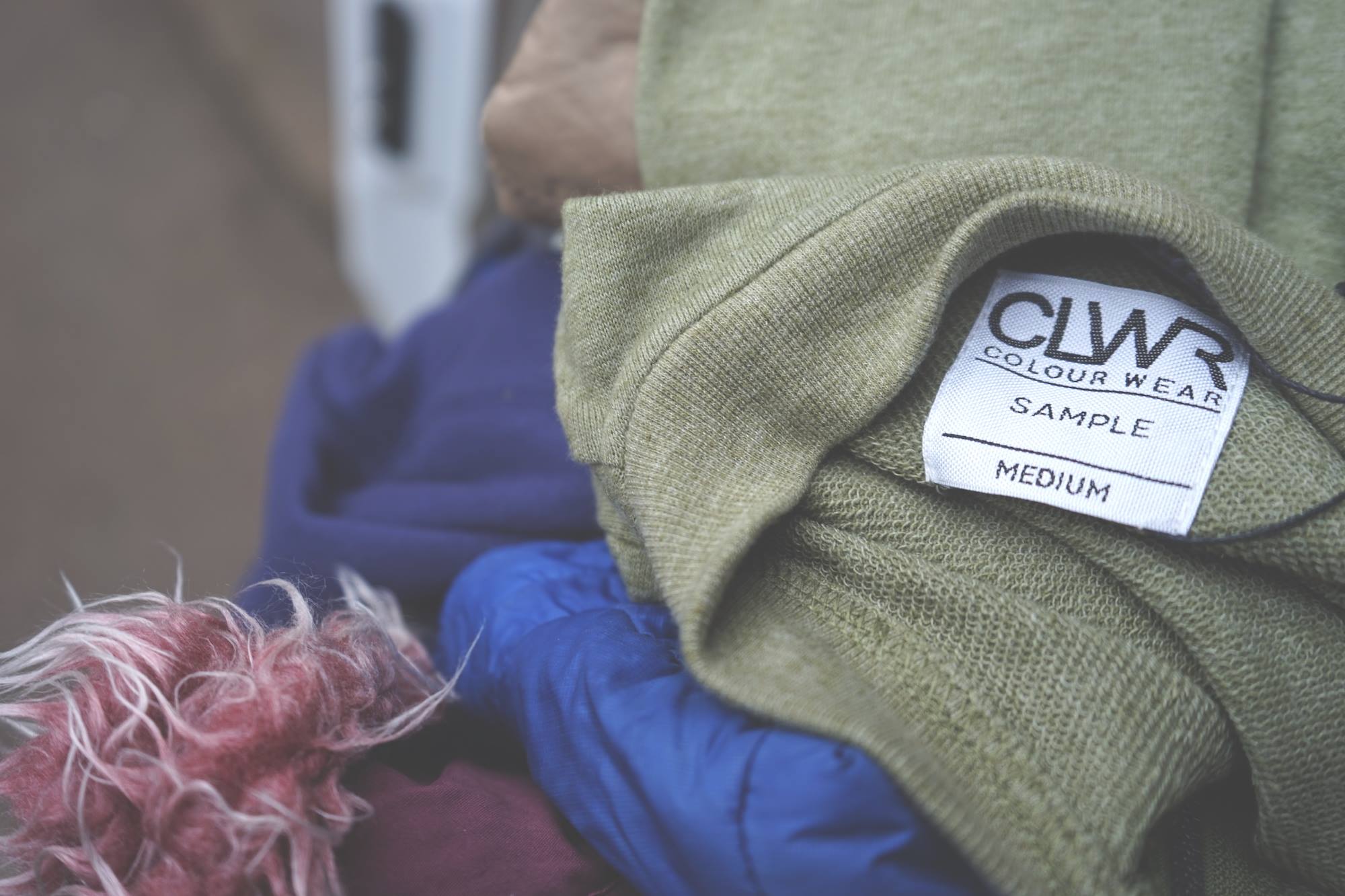 Rézolog, expert de la logistique dans la région d'Annecy, aide l'association Riders for Refugees à transporter les vêtements chauds collectés.