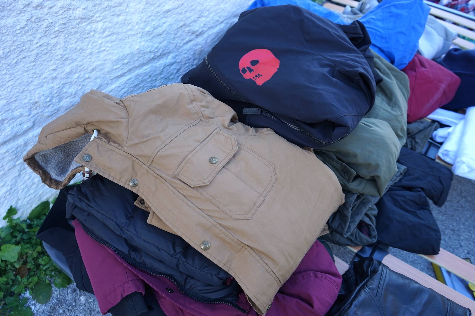 Rézolog, expert de la logistique dans la région d'Annecy, aide l'association Riders for Refugees à transporter les vêtements chauds collectés.